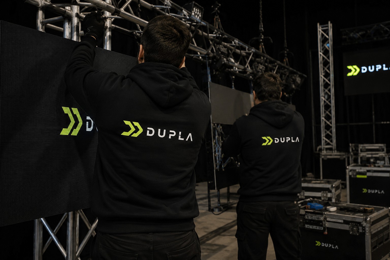 Equipo Dupla en montaje de producción técnica